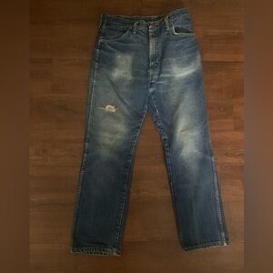 Women Rustler brand Style 87621 Denim Blue Jeans Straight Leg Size W 33” X L 30”